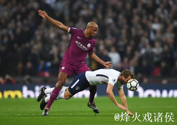 孔帕尼：凯恩与对手手臂位置相似，情况如此